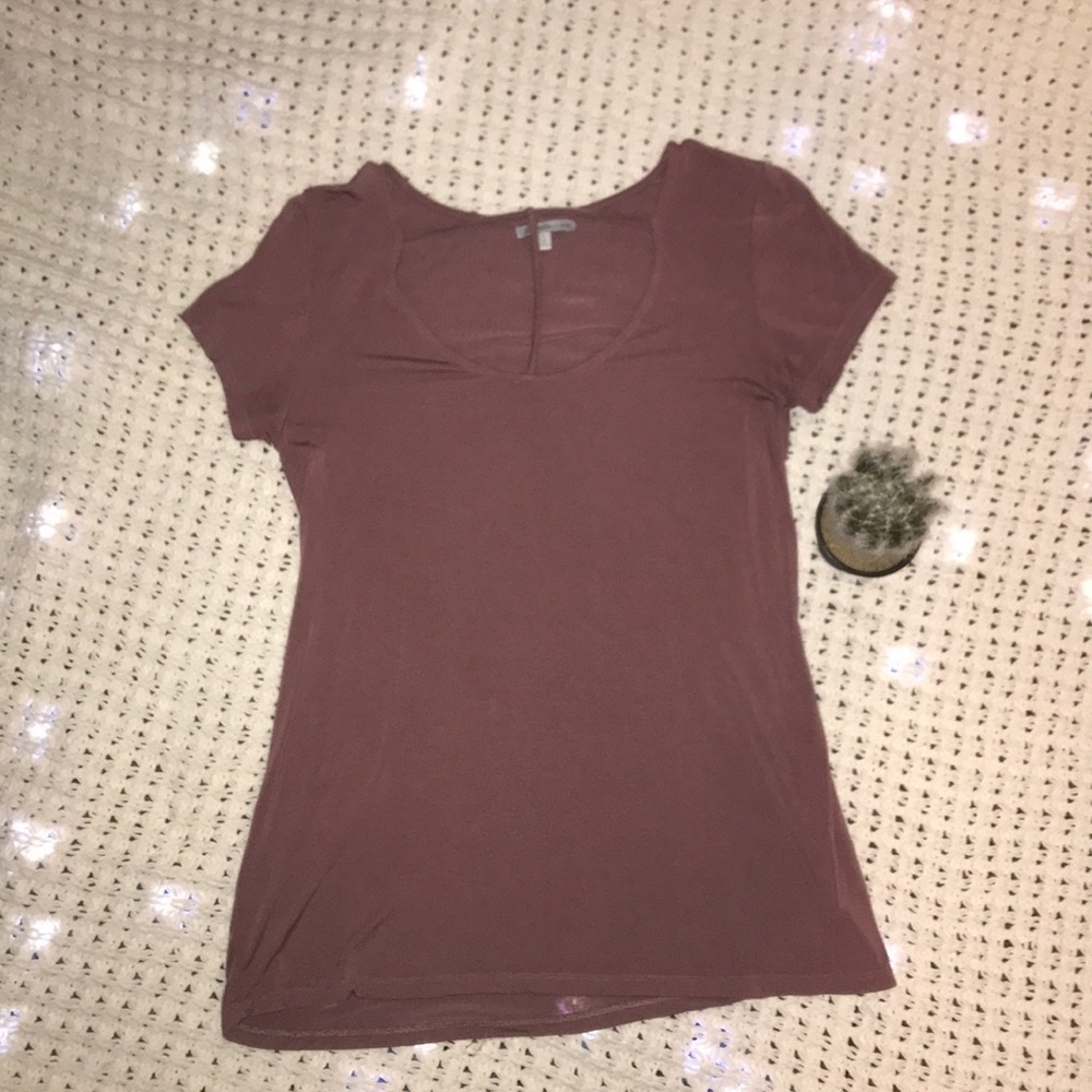 Soft t-shirt with neck line detailing